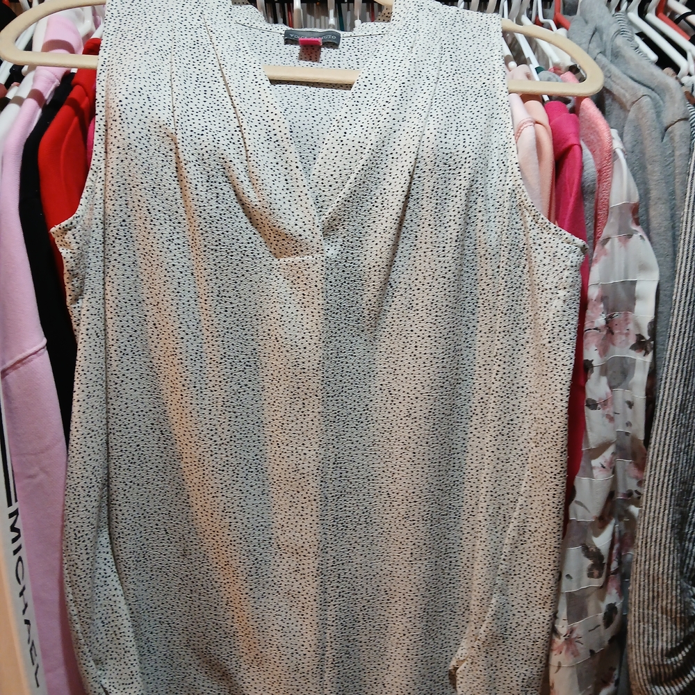 ☀️ 3 For $15 Vince Camuto Sleeveless Blouse